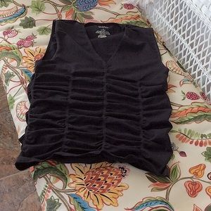 Ruched sleeveless tank flatters figures 😊💕